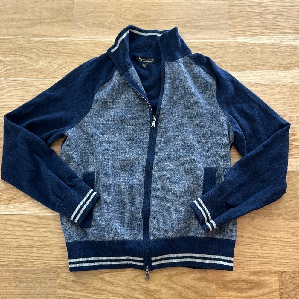 Men’s Banana Republic full-zip sweater (Italian yarn) with pocket detail, size M